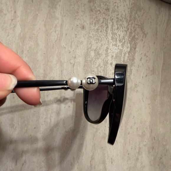 CHANEL Oversized Black Sunglasses with Dark Gradient Lenses - Picture 5 of 6